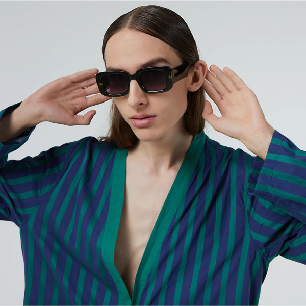 Komono Sonnenbrille Avery Matrix grün, Gläser dunkelblau bis rot getönt, style